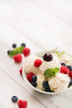 Kasede böğürtlenli lezzetli dondurma.