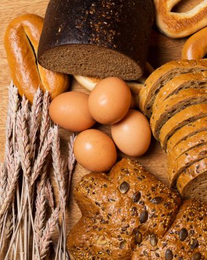 Fırın. Masada taze simit ve ekmek.