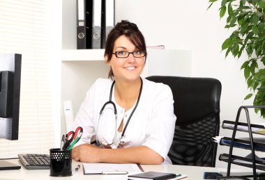 genç ve çekici bir kadın doktor ofisinde