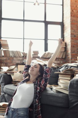 Eğitim ve kitaplar. Kütüphanedeki güzel kadın.