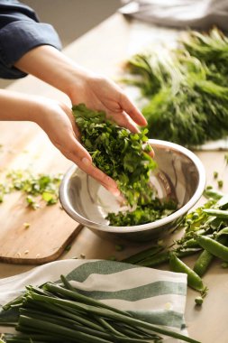 Yemek pişirmek. Şef mutfakta sebze kesiyor.