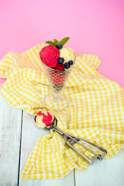 Tatlı. Masada nefis dondurma var.