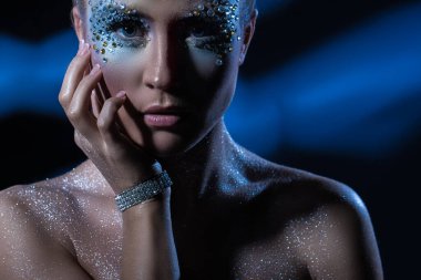 Sanatsal makyajlı güzel bir kız.