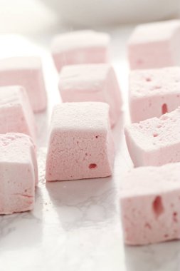 Yiyecekler. Masada nefis el yapımı şekerlemeler var.