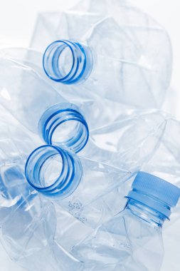 Yararlanma. Boş, ezilmiş su şişesi beyaz arka planda