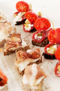 Yemek, aperatif. Masada lezzetli atıştırmalıklar var.