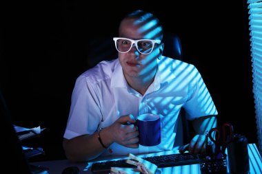 komik inek bardaklarda Internet gece dolaşır.