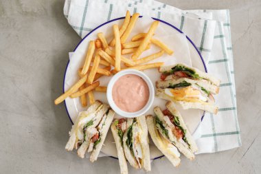 Yiyecekler. Masada nefis bir sandviç.