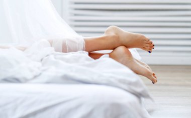 Moda. İç çamaşırlı güzel bir kadın.