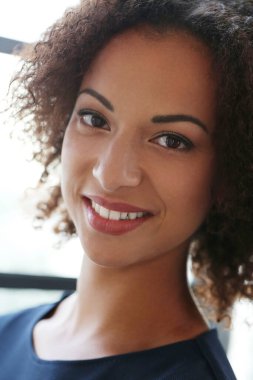 Ofis, yaşam tarzı. Afrikalı-Amerikalı saç modeli olan kadın