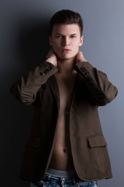 Yakışıklı, ciddi görünüşlü.