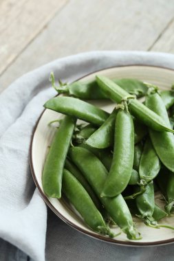 Sebzeler. Masadaki yeşil bezelyeler