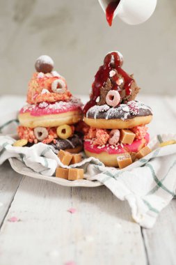 Üstünde dondurma olan tatlı çörek.