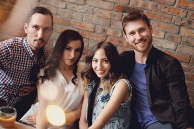 mutlu arkadaş grubuyla parti. Çekici gençler evde eğlenmek