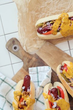 Yiyecekler. Masada nefis bir sosisli.