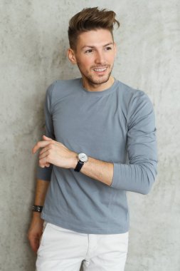 Erkek modası. Evdeki yakışıklı adam.