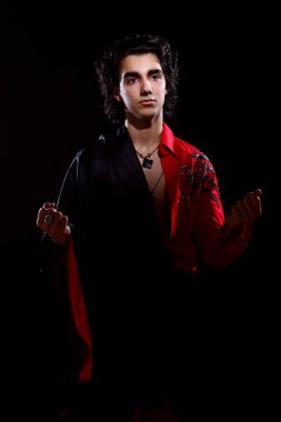 Siyah arka planda izole edilmiş genç ve çekici Latin çocuk.