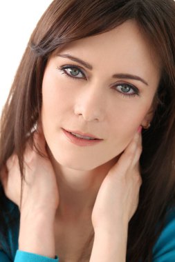 Mavili, sevimli, çekici kadın.