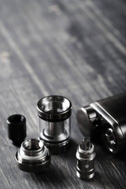 Tahta masada buharlaştırma cihazı var.