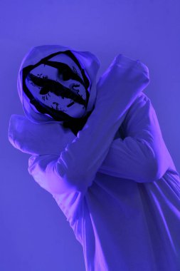 Beyaz kostümlü şık hip hop dansçısı stüdyoda dans ediyor.