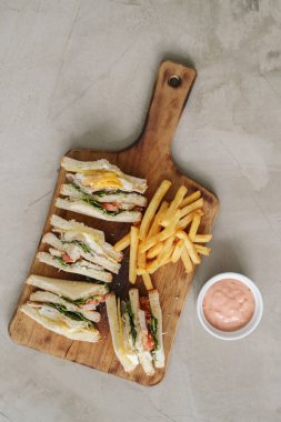 Yiyecekler. Masada nefis bir sandviç.