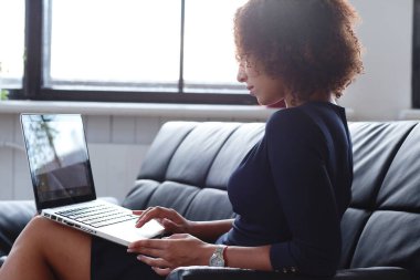 Ofis, yaşam tarzı. Afrikalı-Amerikalı saç modeli olan kadın