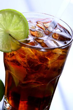 Limonlu taze buzlu çay bardağı.