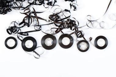 Beyaz arkaplanda karışık ses bandı