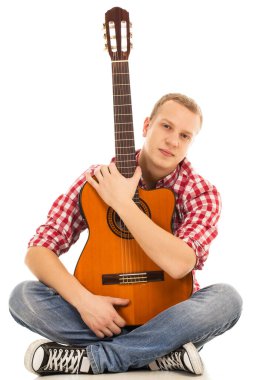 Müzik, ses. Beyaz arka planda gitarı olan bir müzisyen
