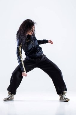 Beyaz arka planda hip-hop dansçısı