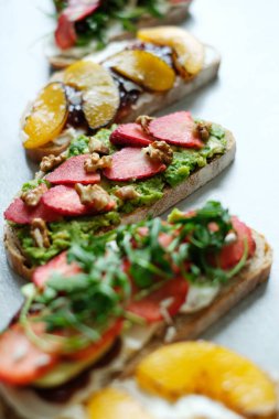 Yiyecekler. Masadaki tatlı sandviç.