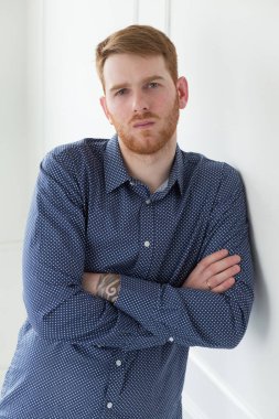 Mavi gömlekli yakışıklı adam.