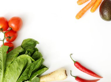 Taze, çiğ sebzeler masada.