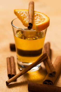 Viski, limon ve tarçın