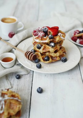 Lezzetli waffle 'lar masada.