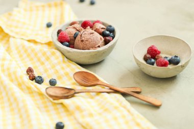 Tatlı. Masada nefis dondurma var.