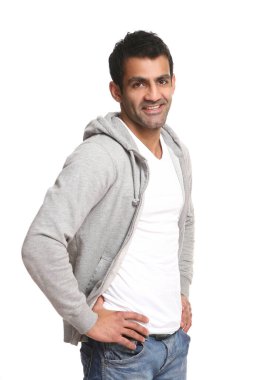 Genç ve çekici, mutlu bir adam.