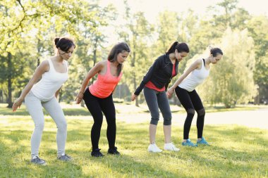 Spor. Kadınlar parkta egzersiz yapar.