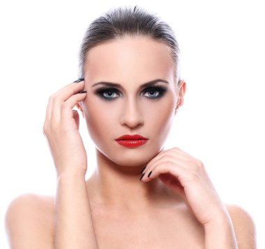 Akşam makyajlı güzel bir kadının portresi. 