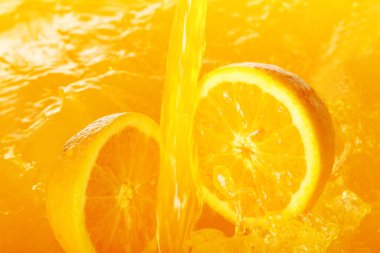 Taze portakallar büyük su sıçramalarıyla meyve suyuna dökülüyor.