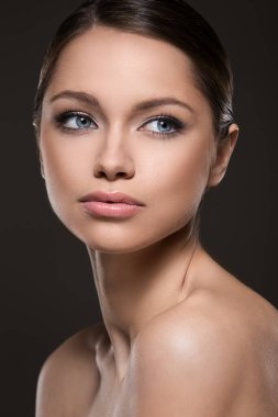 Güzel yüzlü tatlı bir kadın.