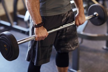 Fitness. Spor salonundaki adam.