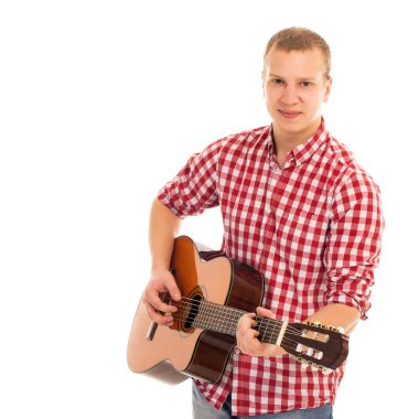 Tahta gitarlı genç bir müzisyen.