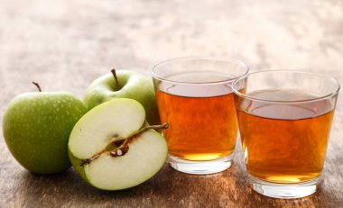 Masada elmalı bir bardak elma suyu.