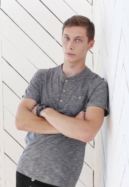 Moda. Evdeki yakışıklı adam.