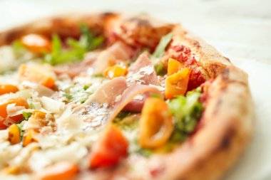 Yiyecekler. Masada nefis bir pizza