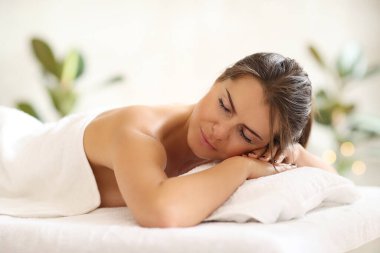 Güzellik. Kaplıcada güzel bir kadın