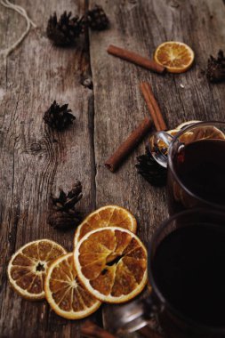 Masada bir kadeh şarap.