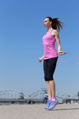 spor etkinliği. ip atlama ile sevimli kadın