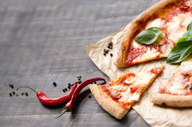 Yiyecekler. Masada nefis bir pizza